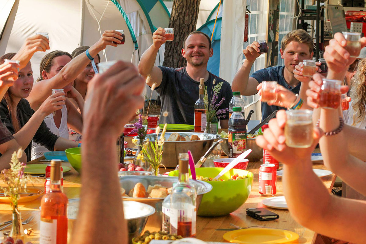 Vegan Surf Camp Frankreich – Vegane Mahlzeit auf dem Teller im Camp