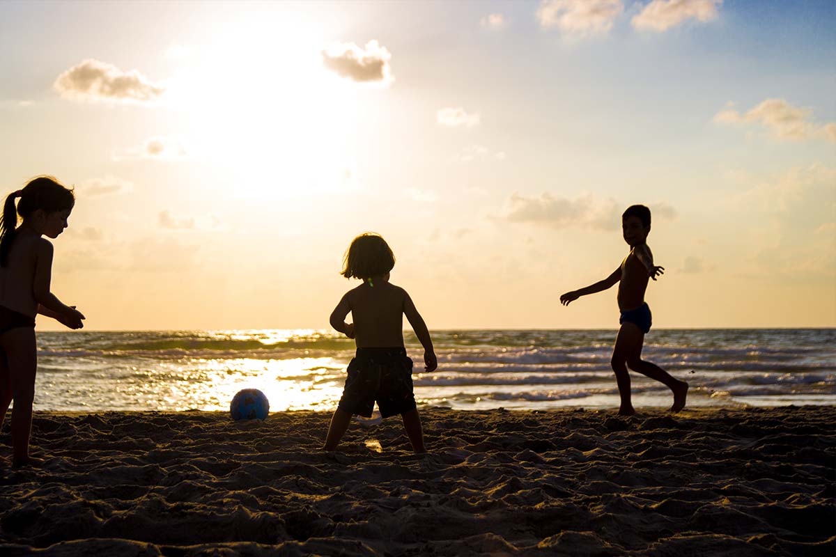 Familie am Strand im Surfcamp in Frankreich