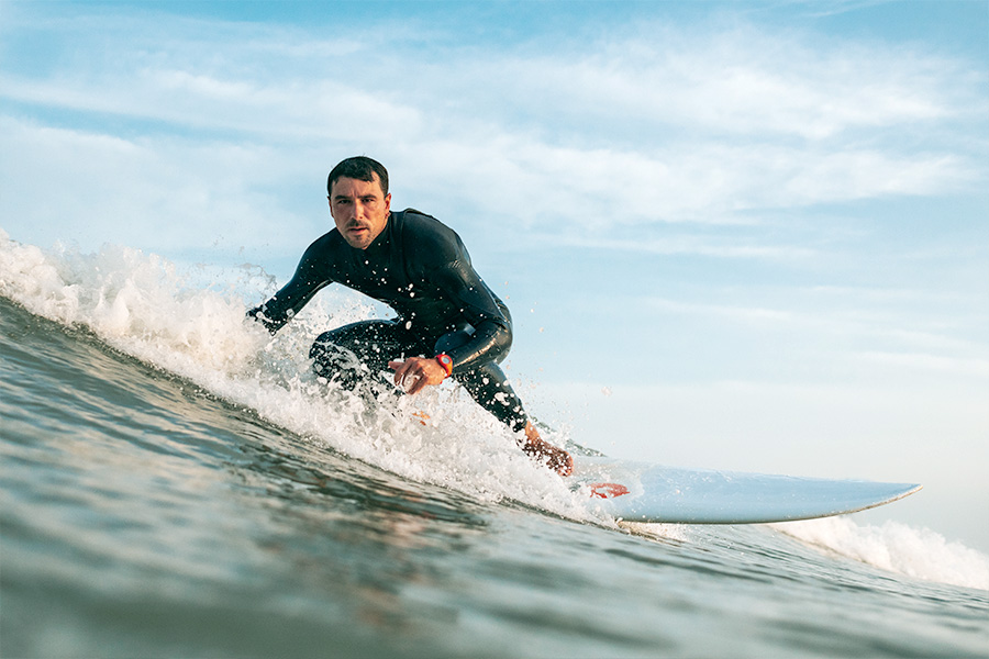 Mathieu beim Wellenreiten im Surfcamp
