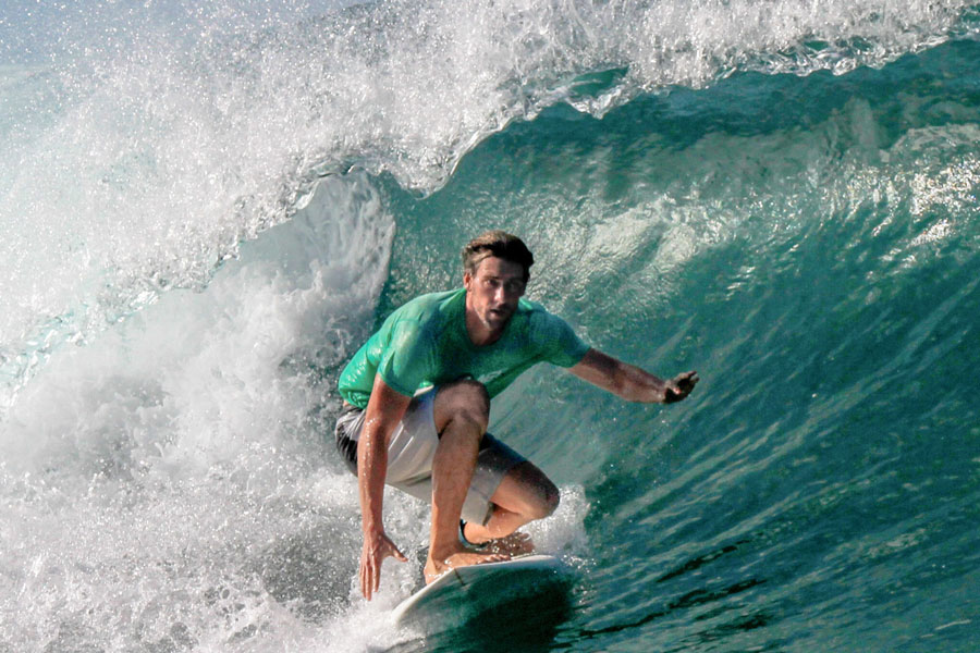 Grischa beim surfen in Frankreich